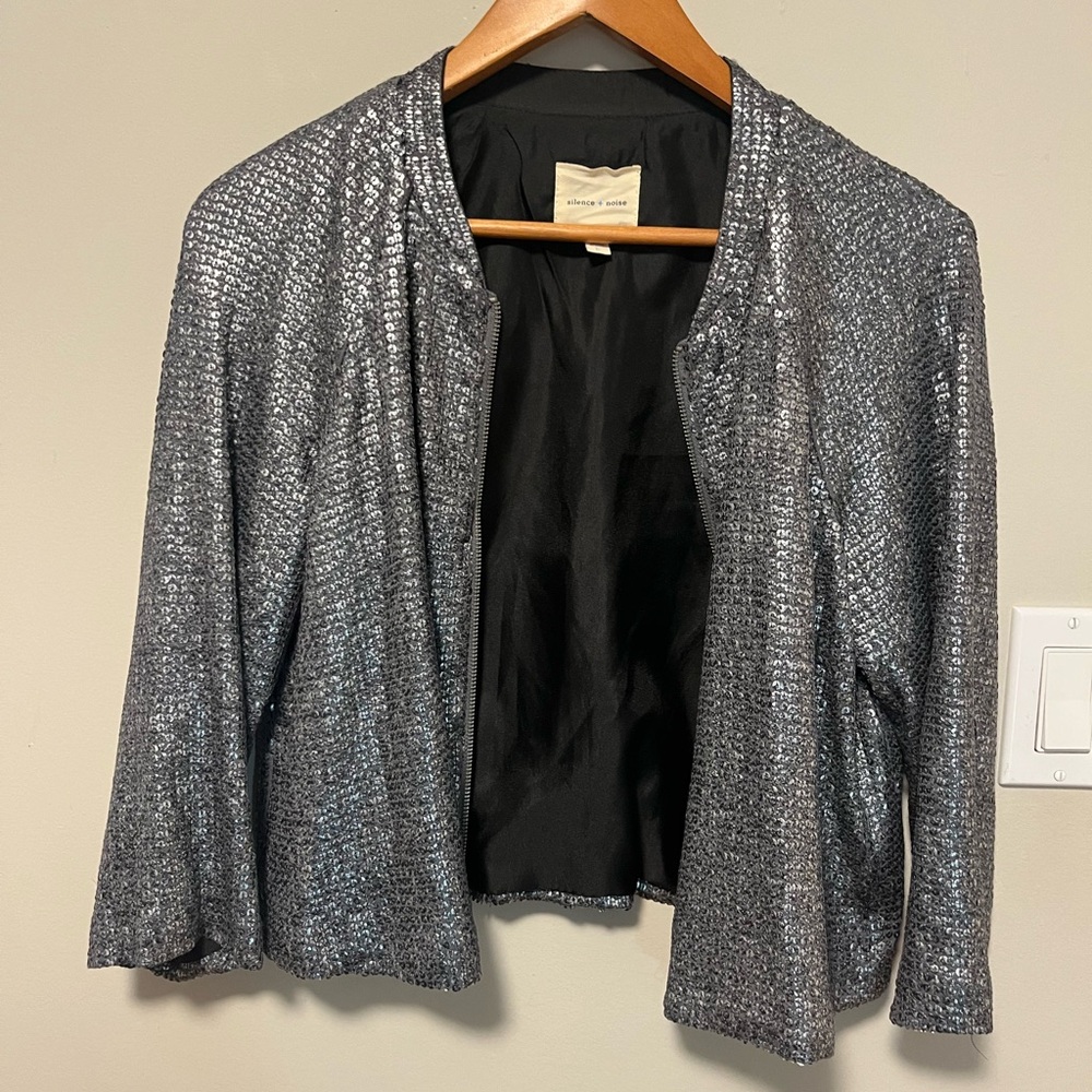 Silver sequin cropped jacket with 3/4 sleeves size L